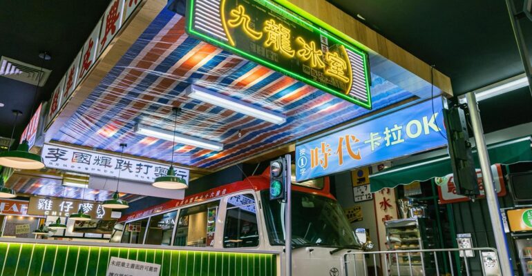 ﻿Kowloon Cafe,Burwood – Hong Kong Diner with Retro English Throwbacks: A Dining Floor with a Hong Kong Bus and Epic New BBQ Meat Range