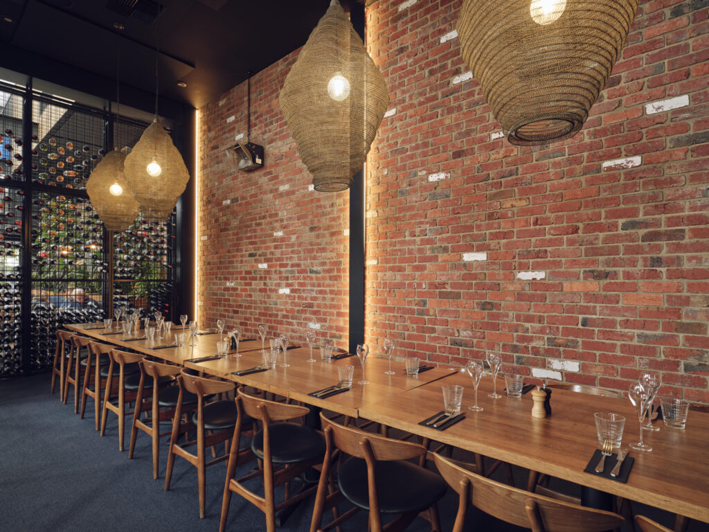 Hampton Hotel Hampton bar with live sport screens
